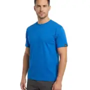 Koszulka T-shirt Daniel błękitny założona na modela, widok z przodu pod lekkim