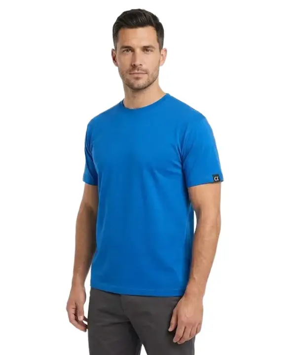 Koszulka T-shirt Daniel błękitny założona na modela, widok z przodu pod lekkim kątem, z widoczną małą czarną metką na lewym rękawie, wycięte na białym tle studyjnym.