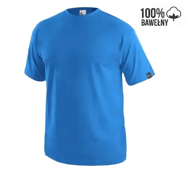 Błękitna koszulka T-shirt Daniel - widok z przodu pod lekkim kątem na niewidocznym manekinie, krótki rękaw z małą czarną wszywką, w prawym górnym rogu napis 100% bawełny z ikoną - wycięte na białym tle studyjnym.