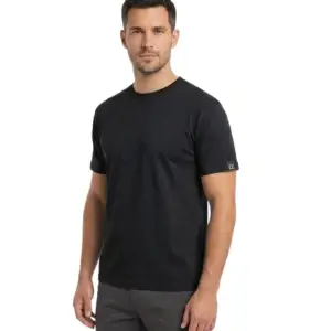 Koszulka T-shirt Daniel czarny założona na modela, widok z przodu pod lekkim kątem. Widoczny gładki materiał, okrągły dekolt, krótkie rękawy oraz mała ciemna metka z logo na lewym rękawie, wycięte na białym tle studyjnym.