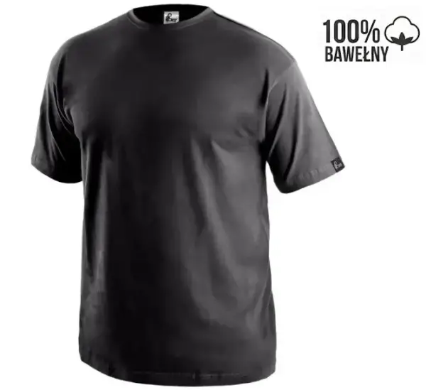 T-shirt męski CXS Daniel w kolorze czarnym - ujęcie pod kątem na niewidocznym manekinie, z małą metką na lewym rękawie oraz napisem 100% BAWEŁNY z ikoną w prawym górnym rogu - wycięte na białym tle studyjnym.