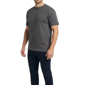 Koszulka t-shirt Daniel szary - zaprezentowana na modelu w ujęciu pod kątem (3/4), mężczyzna ma na sobie ciemnoszary t-shirt z małą czarną metką na lewym rękawie oraz ciemne spodnie - wycięte na białym tle studyjnym.