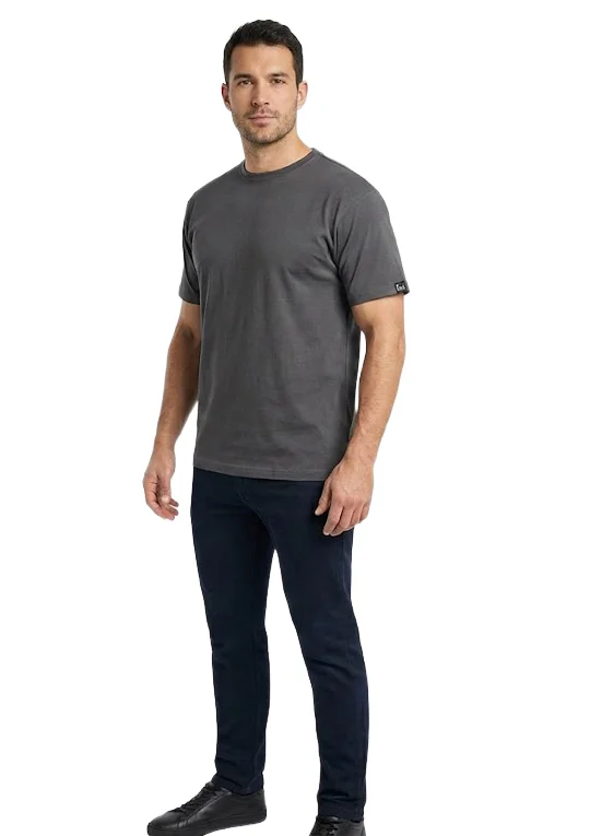 Koszulka t-shirt Daniel szary - zaprezentowana na modelu w ujęciu pod kątem (3/4), mężczyzna ma na sobie ciemnoszary t-shirt z małą czarną metką na lewym rękawie oraz ciemne spodnie - wycięte na białym tle studyjnym.
