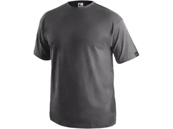 Koszulka t-shirt Daniel szary - z krótkim rękawem i okrągłym dekoltem, widok z przodu pod lekkim kątem z widoczną małą czarną metką na lewym rękawie - wycięte na białym tle studyjnym.
