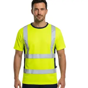 Koszulka t-shirt Exeter żółty zaprezentowana na modelu, widok z przodu. Odzież posiada krótkie rękawy, ciemne wykończenie dekoltu i boków oraz naszyte dwie poziome i dwie pionowe taśmy odblaskowe. Zdjęcie wycięte na białym tle studyjnym.