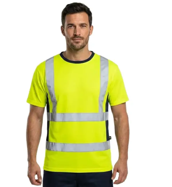 Koszulka t-shirt Exeter żółty zaprezentowana na modelu, widok z przodu. Odzież posiada krótkie rękawy, ciemne wykończenie dekoltu i boków oraz naszyte dwie poziome i dwie pionowe taśmy odblaskowe. Zdjęcie wycięte na białym tle studyjnym.