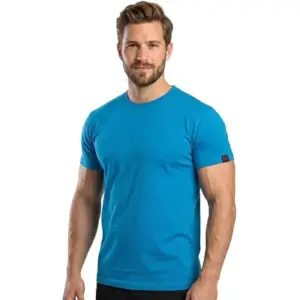 Męski T-shirt Nolan w kolorze niebieskim - założony na modela, widok z przodu ukazujący dopasowany krój, okrągły dekolt i krótkie rękawy z małą ciemną metką na lewym ramieniu - wycięte na białym tle studyjnym