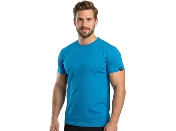 Męski T-shirt Nolan w kolorze niebieskim - założony na modela, widok z przodu ukazujący dopasowany krój, okrągły dekolt i krótkie rękawy z małą ciemną metką na lewym ramieniu - wycięte na białym tle studyjnym