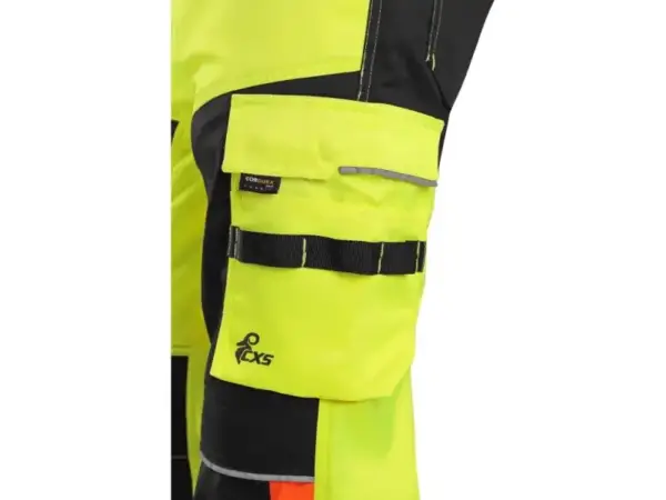 Spodnie do pasa ostrzegawcze Benson żółte - zbliżenie na boczną kieszeń wielofunkcyjną z czarną taśmą na narzędzia, metką Cordura i logo CXS - wycięte na białym tle studyjnym.