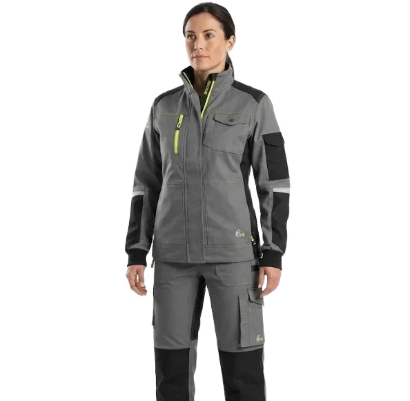 Damska bluza robocza stretch - szaro-czarna z neonowymi żółtymi akcentami, widocznymi czarnymi wzmocnieniami na ramionach i kieszeniami na klatce piersiowej, zaprezentowana z przodu na modelce - wycięte na białym tle studyjnym.