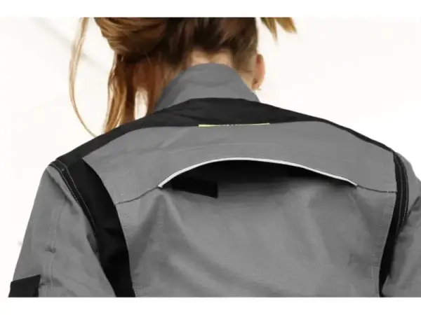 Bluza stretch damska - zbliżenie na tył na modelce, ukazujące otwarty system wentylacji na plecach z jasną lamówką oraz czarne panele na szarym materiale - zdjęcie na białym tle studyjnym.