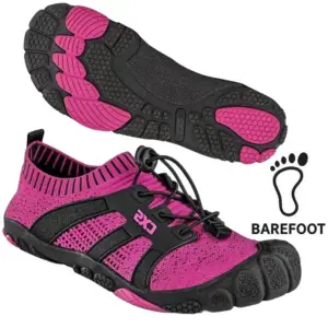 Różowe damskie buty barefoot CXS Purestep - jeden but widoczny pod kątem z góry z czarnymi detalami i systemem szybkiego sznurowania, drugi odwrócony ukazujący czarno-różową podeszwę, obok ikona stopy z napisem BAREFOOT - wycięte na białym tle studyjnym.