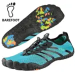 buty barefoot seaman niebieskie - para butów, jeden widoczny z boku pod kątem z niebieską siateczkową cholewką, czarnymi detalami i szybkim sznurowaniem, drugi odwrócony ukazujący czarną podeszwę z kolorowymi wstawkami, obok logo ze stopą - wycięte na białym tle studyjnym