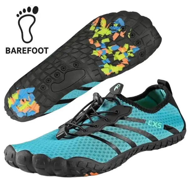 buty barefoot seaman niebieskie - para butów, jeden widoczny z boku pod kątem z niebieską siateczkową cholewką, czarnymi detalami i szybkim sznurowaniem, drugi odwrócony ukazujący czarną podeszwę z kolorowymi wstawkami, obok logo ze stopą - wycięte na białym tle studyjnym