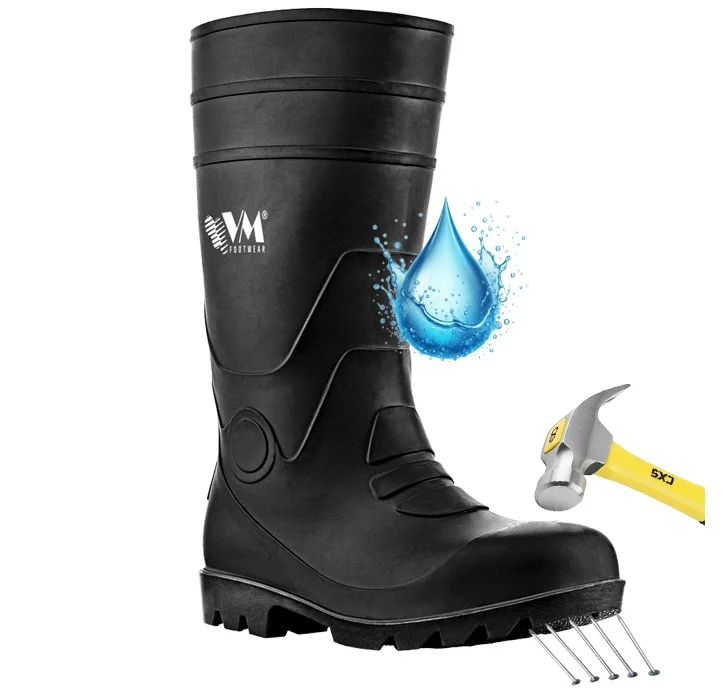 kalosze robocze osaka s5 z podnoskiem - czarny but z logo VM Footwear ujęty z profilu, z dodanymi grafikami ilustrującymi właściwości ochronne: dużą kroplą wody, żółtym młotkiem uderzającym w czubek oraz gwoździami pod podeszwą - wycięte na białym tle studyjnym.