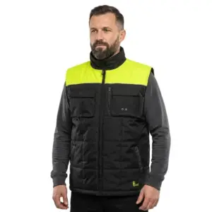 Kamizelka Seattle czarno-żółta - widok z przodu na modelu ubranym w szarą bluzę. Widoczny czarny, pikowany materiał, jaskrawożółty panel na ramionach, wysoki kołnierz oraz kieszenie z patkami na piersi - wycięte na białym tle studyjnym.