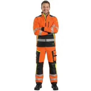 Kurtka Benson ostrzegawcza pomarańczowy zaprezentowana na uśmiechniętym modelu ze skrzyżowanymi rękami, ubranym w komplet odzieży roboczej z czarnymi wstawkami i segmentowanymi paskami odblaskowymi, wycięte na białym tle studyjnym.