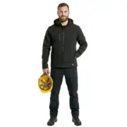 Czarna kurtka Durham softshell zaprezentowana od przodu na modelu w ciemnych spodniach