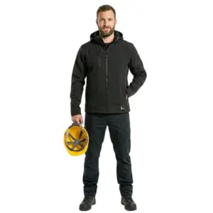 Czarna kurtka Durham softshell zaprezentowana od przodu na modelu w ciemnych spodniach roboczych, trzymającym żółty kask ochronny w prawej dłoni, z widocznym kapturem i zapiętym zamkiem, wycięte na białym tle studyjnym.
