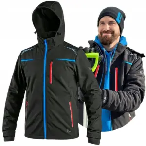 Męska kurtka robocza softshell wodoodporna z kapturem - czarna z niebieskim zamkiem głównym i czerwonymi suwakami kieszeni, zaprezentowana z przodu obok uśmiechniętego mężczyzny z brodą ubranego w ten sam model - wycięte na białym tle studyjnym