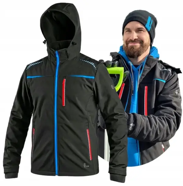 KURTKA NORFOLK softshell Męska kurtka robocza softshell wodoodporna z kapturem - czarna z niebieskim zamkiem głównym i czerwonymi suwakami kieszeni, zaprezentowana z przodu obok uśmiechniętego mężczyzny z brodą ubranego w ten sam model - wycięte na białym tle studyjnym