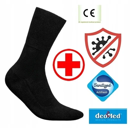 Skarpetki zdrowotne bezuciskowe frotte z jonami srebra Medic Deo - pojedyncza czarna skarpeta ułożona bokiem wraz z ikonami medycznymi, znakiem CE i logo Sanitized - wycięte na białym tle studyjnym