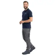 Szaro-niebieskie półbuty robocze GOBI S1 zaprezentowane na uśmiechniętym modelu w granatowej koszulce