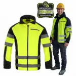 Żółta kurtka odblaskowa softshell z polarem męska - model SNIPER w kolorze żółto-czarnym z pasami odblaskowymi, zaprezentowana z przodu obok uśmiechniętego modela w żółtym kasku noszącego rozpiętą kurtkę, u góry grafika z gramaturą 320 g/m2 - wycięte na białym tle studyjnym.