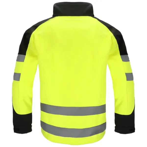 Ostrzegawczy softshell roboczy SNIPER - widok z tyłu ukazujący dwa poziome pasy odblaskowe na plecach i rękawach oraz czarne panele na ramionach i kołnierzu - wycięte na białym tle studyjnym