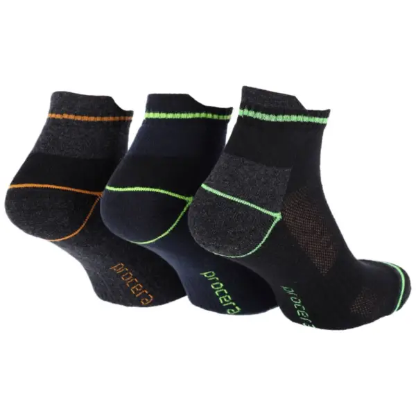 Zestaw skarpet SUMMER Quarter 3-pack - trzy sztuki w odcieniach szarości, granatu i czerni z neonowymi paskami, ułożone w rzędzie pod kątem na niewidzialnych manekinach stóp, widoczne logo procera na podeszwie - wycięte na białym tle studyjnym.