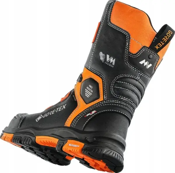 Trzewiki robocze Connecticut BOA S7L - czarno-pomarańczowy but ochronny z wysoką cholewką, ujęcie pod kątem od dołu ukazujące profil boczny z logo VM Footwear i Gore-Tex oraz masywną podeszwę Michelin z pomarańczowym bieżnikiem - wycięte na białym tle studyjnym.
