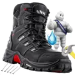 Wodoodporne buty robocze Michelin zimowe S3 HRO CI - czarny, wysoki trzewik z czerwonymi detalami na podeszwie i białymi szwami, ujęcie pod kątem z boku wraz z ludzikiem Michelin trzymającym kroplę wody oraz młotkiem i gwoździami - wycięte na białym tle studyjnym.