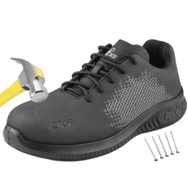 buty robocze ochronne bhp cxs evo icon s3s - czarne, ułożone pod kątem 3/4, z uderzającym w podnosek młotkiem z żółtym trzonkiem i gwoździami przy podeszwie - wycięte na białym tle studyjnym