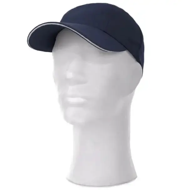 Czapka Jack z daszkiem - granatowy model z jasną odblaskową lamówką na krawędzi, zaprezentowany na głowie białego manekina w ujęciu pod kątem - wycięte na białym tle studyjnym.