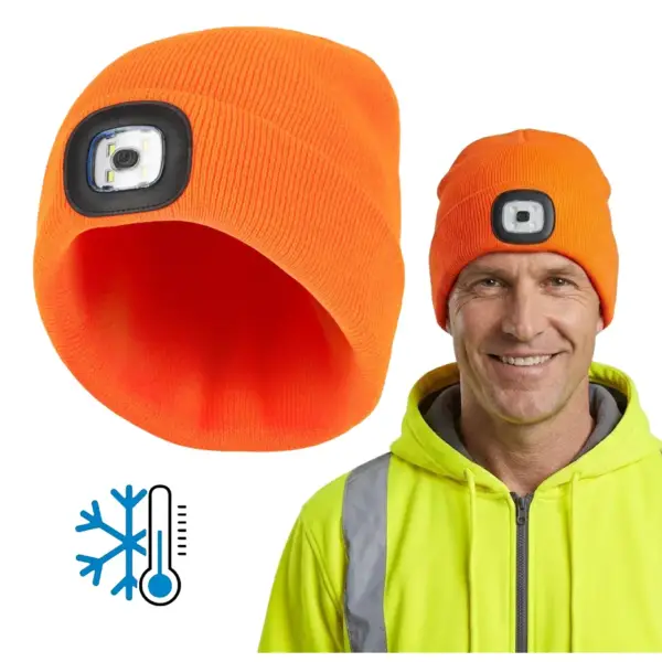 Czapka zimowa bhp w jaskrawopomarańczowym kolorze z czarnym modułem latarki LED na froncie, zaprezentowana pod kątem oraz na głowie uśmiechniętego modela w żółtej bluzie odblaskowej z widoczną ikoną mrozu, wycięte na białym tle studyjnym.