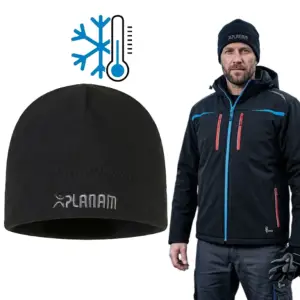 Czapka robocza zimowa - czarna z polaru z szarym logo Planam, widok z przodu obok ikony termometru ze śnieżynką oraz zaprezentowana na modelu w ciemnej kurtce - wycięte na białym tle studyjnym.