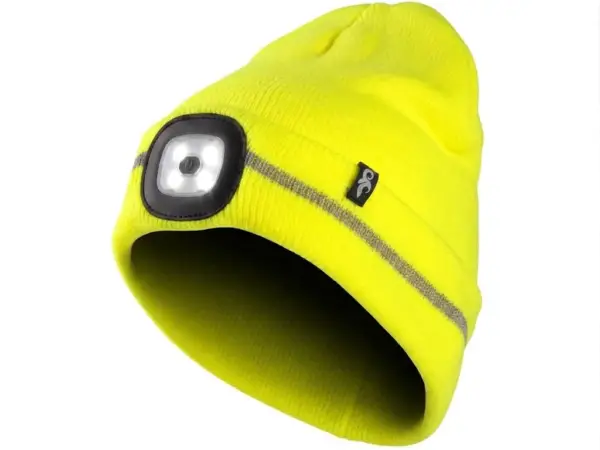 Czapka Tytan LED - jaskrawa, prążkowana dzianina z włączoną przednią lampką i szarym paskiem odblaskowym, ujęcie pod kątem ukazujące przód, prawy bok z czarną metką oraz ciemne wnętrze - wycięte na białym tle studyjnym.