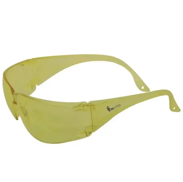 Okulary ochronne CXS LYNX zolte - półprzezroczysta, bezramkowa konstrukcja z poliwęglanu z czarnym logo na lewym zauszniku, widok pod kątem z przodu - wycięte na białym tle studyjnym.