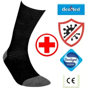 Skarpetki zdrowotne bezuciskowe z welna merynosowa i srebrem Medic Deo Silverwool - czarna skarpeta z szarą piętą i palcami ułożona bokiem wraz z ikonami medycznymi i certyfikatami - wycięte na białym tle studyjnym.