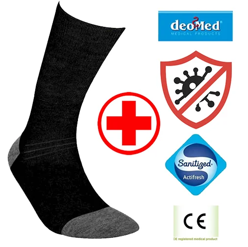Skarpetki zdrowotne bezuciskowe z welna merynosowa i srebrem Medic Deo Silverwool - czarna skarpeta z szarą piętą i palcami ułożona bokiem wraz z ikonami medycznymi i certyfikatami - wycięte na białym tle studyjnym.