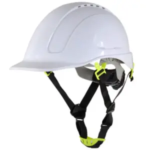Lekki kask budowlany w kolorze białym z czarnym paskiem podbródkowym i neonowo-żółtymi detalami, widok pod kątem z przodu, wycięte na białym tle studyjnym.