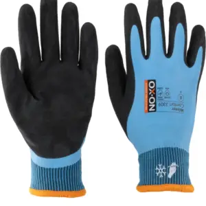 Zimowe rękawice ochronne OX-ON WINTER COMFORT 3309 - para ułożona obok siebie, lewa ukazuje czarną, chropowatą część chwytną, prawa prezentuje niebieski grzbiet z czarnymi palcami, logo i piktogramami, widoczne niebieskie ściągacze z pomarańczowym wykończeniem - wycięte na białym tle studyjnym.