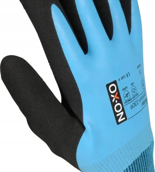 Wodoodporne rękawice OX-ON Winter Comfort 3309 - zbliżenie pod kątem na grzbiet dłoni i kciuk, widoczna jasnoniebieska gładka powłoka, czarna chropowata warstwa na palcach oraz nadrukowane logo i piktogramy norm - wycięte na białym tle studyjnym.