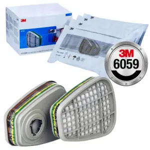 Maska z filtrami wymiennymi - dwa szare, trapezoidalne pochłaniacze 3M 6059 ułożone pod kątem, jeden ukazuje przednią kratkę, drugi tylne mocowanie z kolorową etykietą, w tle biało-niebieskie pudełko, foliowe opakowania i metaliczny znaczek, wycięte na białym tle studyjnym.
