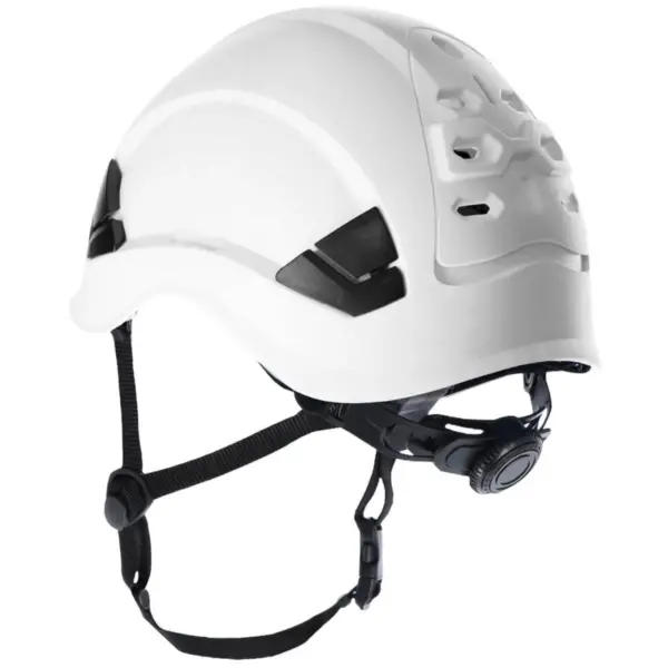 Biały hełm ochronny SALLET BIALY - widok pod kątem z boku i z tyłu, widoczna skorupa z otworami wentylacyjnymi, czarny pasek podbródkowy oraz wewnętrzna więźba z pokrętłem do regulacji - wycięte na białym tle studyjnym.