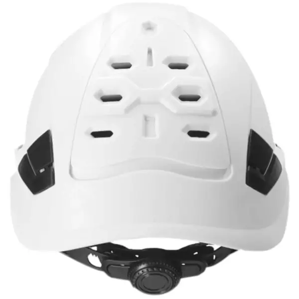 Biały hełm ochronny SALLET BIALY - widok z przodu ukazujący otwory wentylacyjne na skorupie, czarne boczne sloty oraz pokrętło regulacji więźby widoczne od spodu - wycięte na białym tle studyjnym.