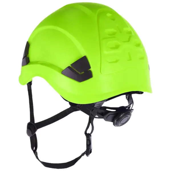 Hełm ochronny SALLET NEON - jaskrawozielona skorupa z czarnymi detalami, widocznym paskiem podbródkowym i pokrętłem regulacji z tyłu, ujęcie pod kątem 3/4 - wycięte na białym tle studyjnym.