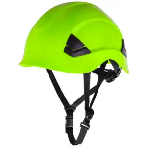 Kask alpinistyczny bhp - jaskrawy, neonowo-zielony hełm ochronny z czarnym 4-punktowym paskiem podbródkowym i bocznymi uchwytami, ujęcie pod kątem - wycięte na białym tle studyjnym.