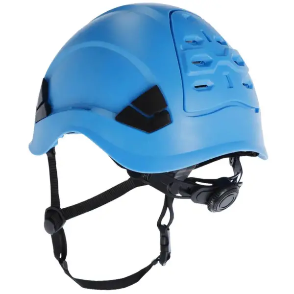 Hełm do prac na wysokości SALLET NIEBIESKI - niebieska skorupa z czarnymi zaczepami, widoczny pasek podbródkowy i tylne pokrętło regulacyjne, ujęcie pod kątem - wycięte na białym tle studyjnym.