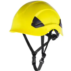 Kask do prac na wysokosci - żółty, widok pod kątem z przodu z widocznym czarnym paskiem podbródkowym - wycięte na białym tle studyjnym.